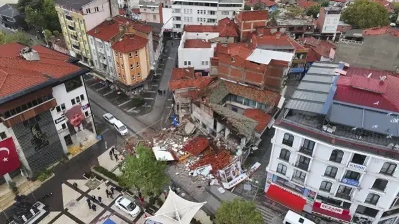 Balıkesir’de deprem sonrası yıkım gün ağarınca ortaya çıktı!