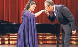 Özgür Özel, Türkiye'yi işgalci gören soprano Pervin Chakar'ın elini öptü!