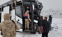 Kars'ta otobüslerin çarpışma anı saniye saniye kaydedildi! 2 ölü 8 yaralı var!