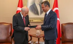 Özgür Özel Devlet Bahçeli'ye en sevdiği aksesuarı hediye etti