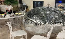 Gelinin üstüne disko topu düştü!