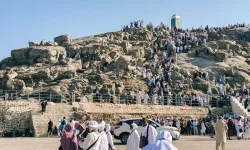 Merak Edilen Soru: Arafat Vakfe Duası Kaçta, Hangi Kanaldan Yayınlanacak?