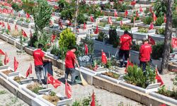 Kahramanmaraş’ta kabristanlar bayrama hazırlanıyor!