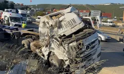 Tırın dorsesi otomobillerin üzerine düştü: 5 ölü, 1 yaralı