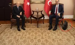 Yakın korumalarına bile emanet etmiyor! İşte siyah çantanın sırrı