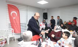 Başkan Akpınar, 8 Mart’ta Kadınlara Çiçek Takdim Etti, Engelli Vatandaşlarla İftar Sofrası’nda Buluştu