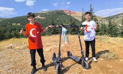 Scooterlarını bayrak sevgisi için sürdüler!