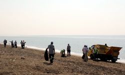 Mersin'de Suriye kaynaklı petrol sızıntısına karşı temizlik çalışmaları sürüyor