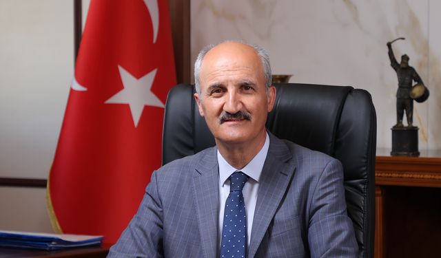 Başkan Okay, “Bayrak Olayı, Diriliş Ruhunun Canlandığı Büyük Bir Destandır”