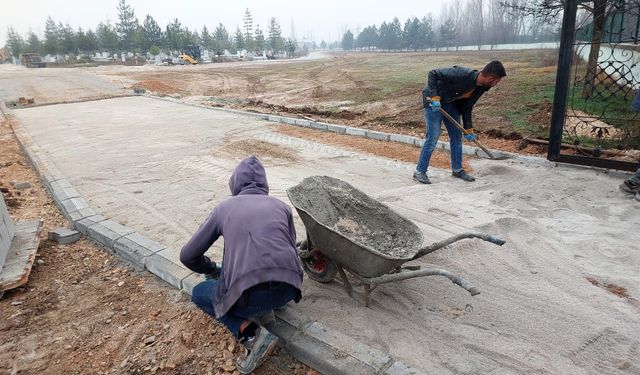 Göksun’da Mezarlık Yolu Kilit Parkeyle Yenilendi!