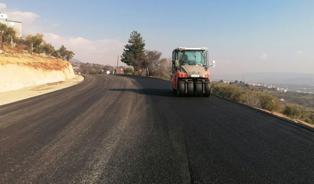 Büyükşehir Büğlek Caddesi’ni Sıcak Asfaltla Yeniliyor