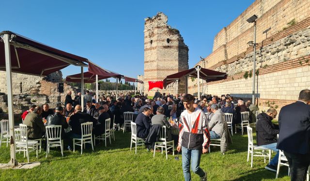 Erdem Karakoç: “Üç hilalli bayrak boynu bükük kalmasın”