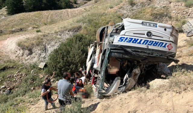 Yolcu otobüsü viyadükten düştü! Çok sayıda ölü ve yaralı var!