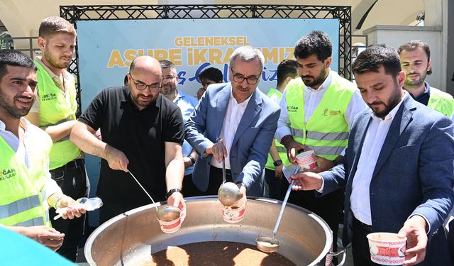 Başkan Güngör, Vatandaşlara Aşure İkramında Bulundu