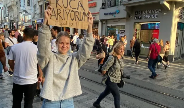 Taksim’in ortasında ‘Koca arıyorum’ diye pankart açtı