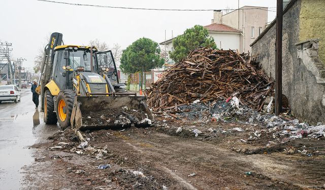 Odun Ambarları ve Küçük Sanayi Sitesi Hafriyat Atıklarından Temizleniyor