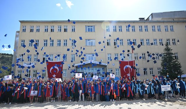 Göksun Uygulamalı Bilimler Yüksekokulu ve Göksun Meslek Yüksekokulunda Mezuniyet Coşkusu