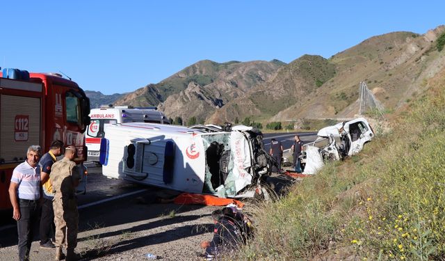 Ambulans ile hafif ticari araç çarpıştı: 4 ölü, 1 yaralı!