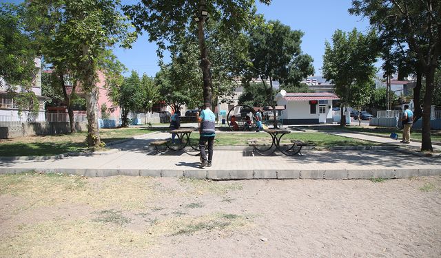 Dulkadiroğlu Belediyesi'nden Namık Kemal Mahallesi parklarına özel temizlik çalışması