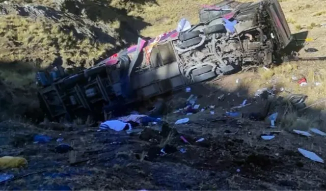 Yolcu otobüsü 200 metrelik uçuruma yuvarlandı! 29 ölü, 20 yaralı