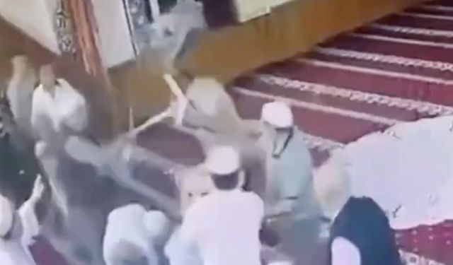 Namaz kıldıran imama sandalye ile saldırdı; cemaat vantilatörle dövdü!