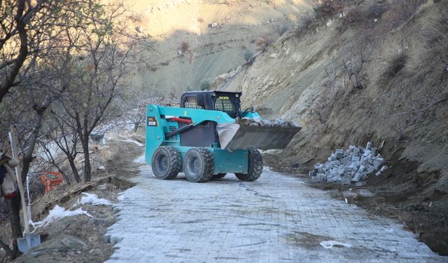 Dulkadiroğlu Belediyesi’nden Kırsal Mahallelere Kilit Parke Hizmeti