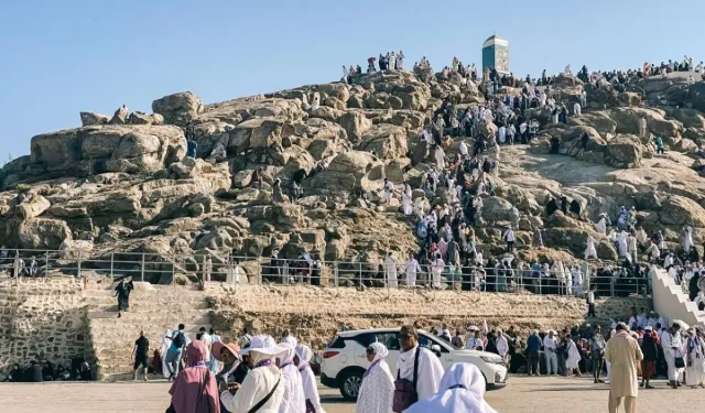 Merak Edilen Soru: Arafat Vakfe Duası Kaçta, Hangi Kanaldan Yayınlanacak?