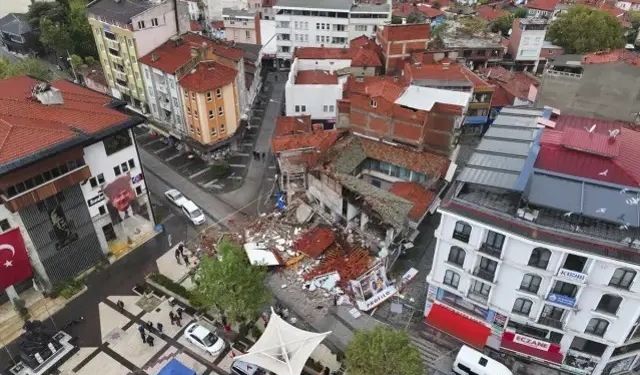 Balıkesir’de deprem sonrası yıkım gün ağarınca ortaya çıktı!
