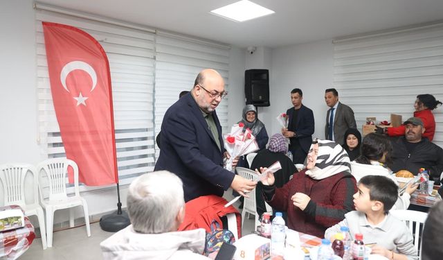 Başkan Akpınar, 8 Mart’ta Kadınlara Çiçek Takdim Etti, Engelli Vatandaşlarla İftar Sofrası’nda Buluştu