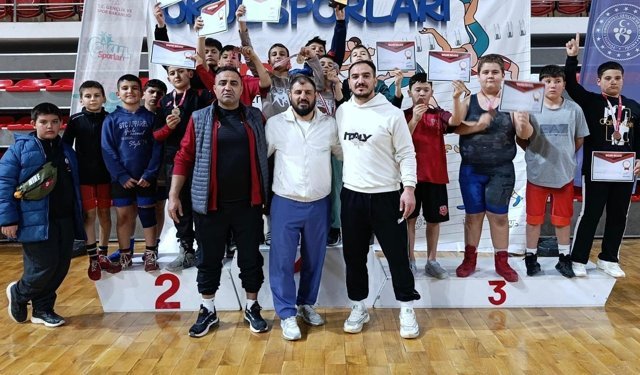 Kahramanmaraşlı Güreşçilerden Büyük Başarı: Grup Şampiyonu Oldular!