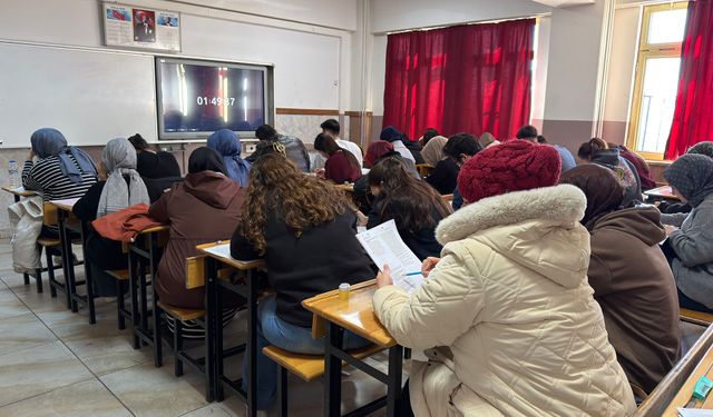Gençler Gerçek Sınav Atmosferini Yaşadı! Büyükşehir’in Deneme Sınavına Yoğun İlgi