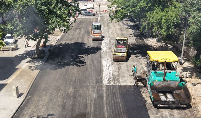 Büyükşehir, Cahit Zarifoğlu Caddesi’nde Asfalt Serimine Başladı!