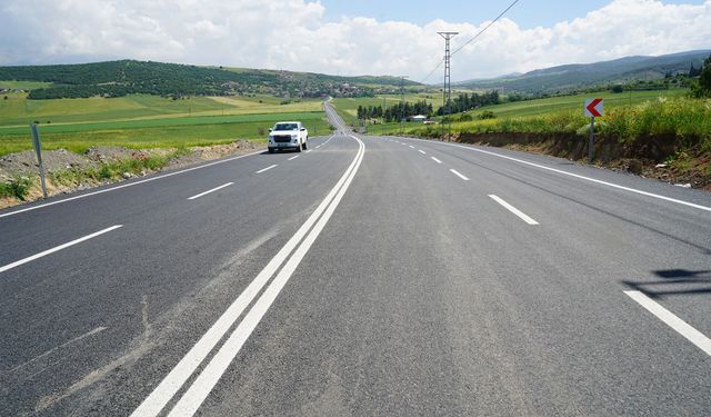 Kahramanmaraş Büyükşehir, Dulkadiroğlu Elmalar – Çokyaşar Yolunda Asfalt Serimini Sürdürüyor