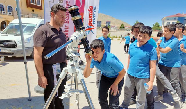 Pusula Maraş’ın Bilim Otobüsü Elbistan’da Gençleri Keşif Yolculuğuna Çıkardı!