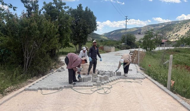Büyükşehir’den Çağlayancerit Kırsalına 3 Bin Metrekarelik Kilit Parke!