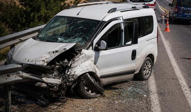 Kahramanmaraş’ta otomobil bariyerlere çarpttı: 4 yaralı