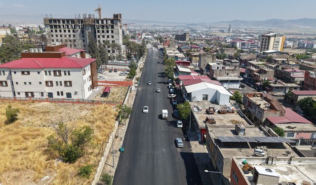 Büyükşehir, Şeyh Adil ve Girne Caddelerini Sıcak Asfaltla Yeniledi!