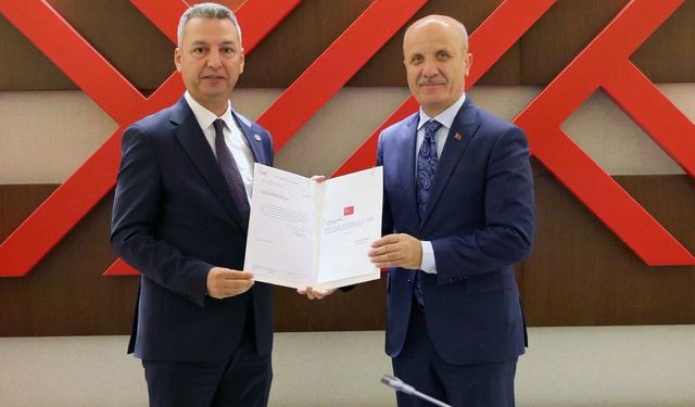 Rektör Okumuş, Atama Belgesini YÖK Başkanı Özvar'dan Aldı!