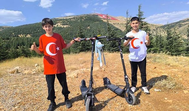 Scooterlarını bayrak sevgisi için sürdüler!