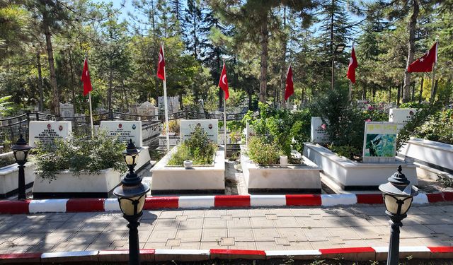 Büyükşehir’den Elbistan Hocazade ve Gariplik Mezarlıklarında Bakım Mesaisi