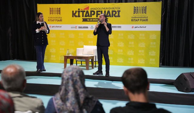 Fulya Öztürk ve Türker Akıncı Kitap Fuarında Sevenleriyle Buluştu
