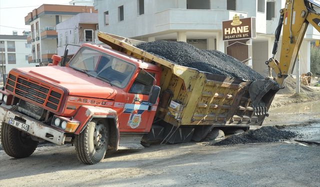 Mersin'de yol yarıldı kamyon çöktü!