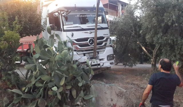 Mersin'de park halindeyken hareket eden tır, refüje çarparak durdu