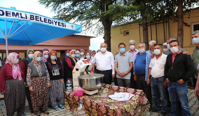 Mersin’de kadınlara hamur yoğurma makinası hediye edildi