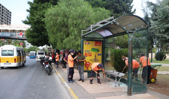 Mersin’de sinir krizi geçiren kadın otobüs durağına saldırdı