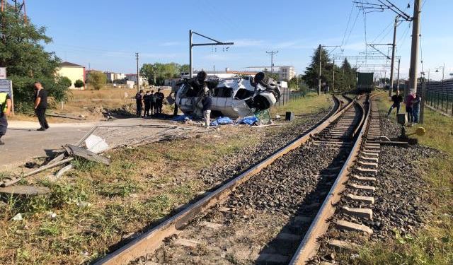 Yük treni, içi yolcu dolu servis minibüsünü biçti! 6 kişi öldü