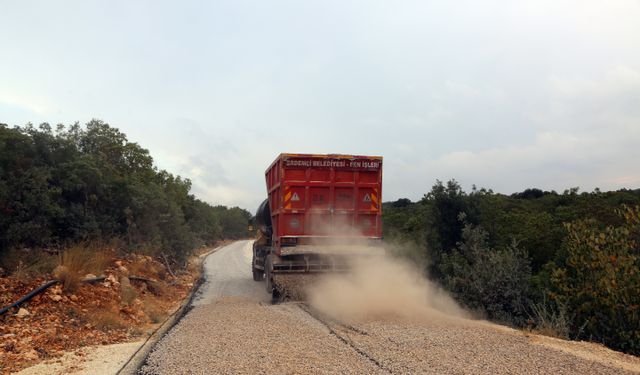 Erdemli’de yol çalışmaları devam ediyor