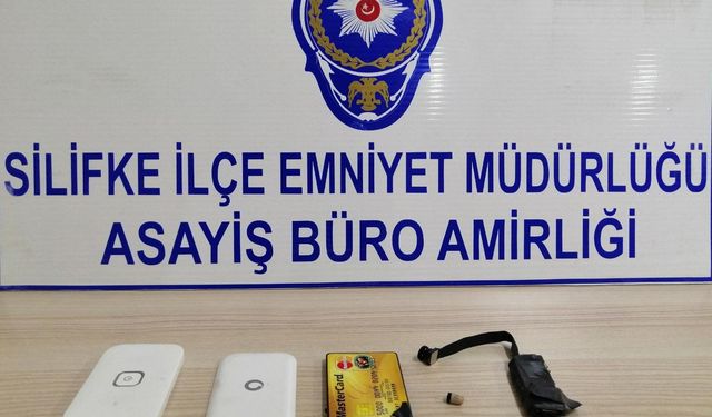 Silifke'de düğme görünümlü kamera ile ehliyet sınavına girerken yakalandı