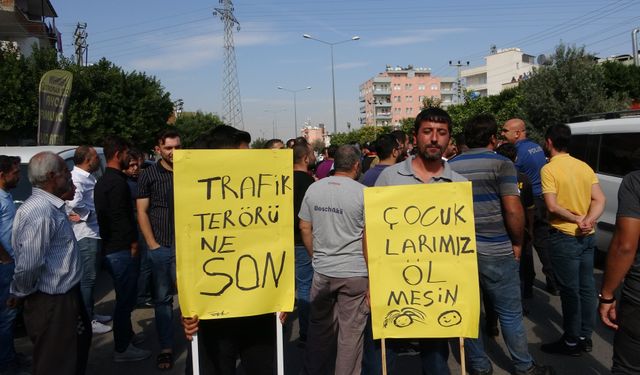 Trafik kazalarına dikkat çekmek için yolu trafiğe kapattılar