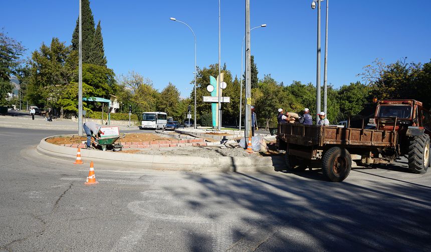 Kahramanmaraş’ta Refüj ve Kavşaklar bir bir yenileniyor!